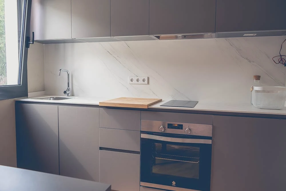 Interior reformado de una vivienda con acabados modernos y luz natural