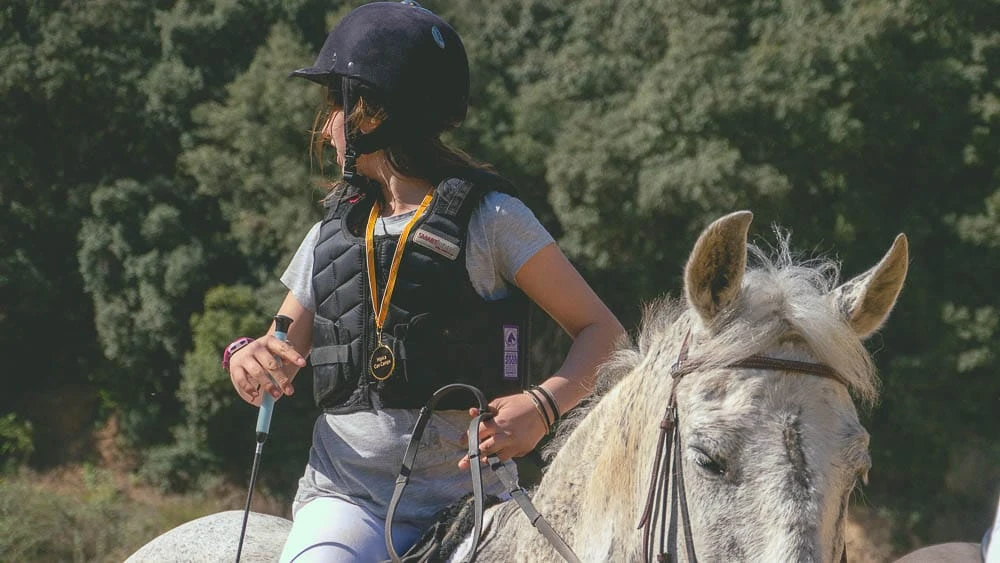 Jinete a caballo durante un evento ecuestre en Hípica Can Camps