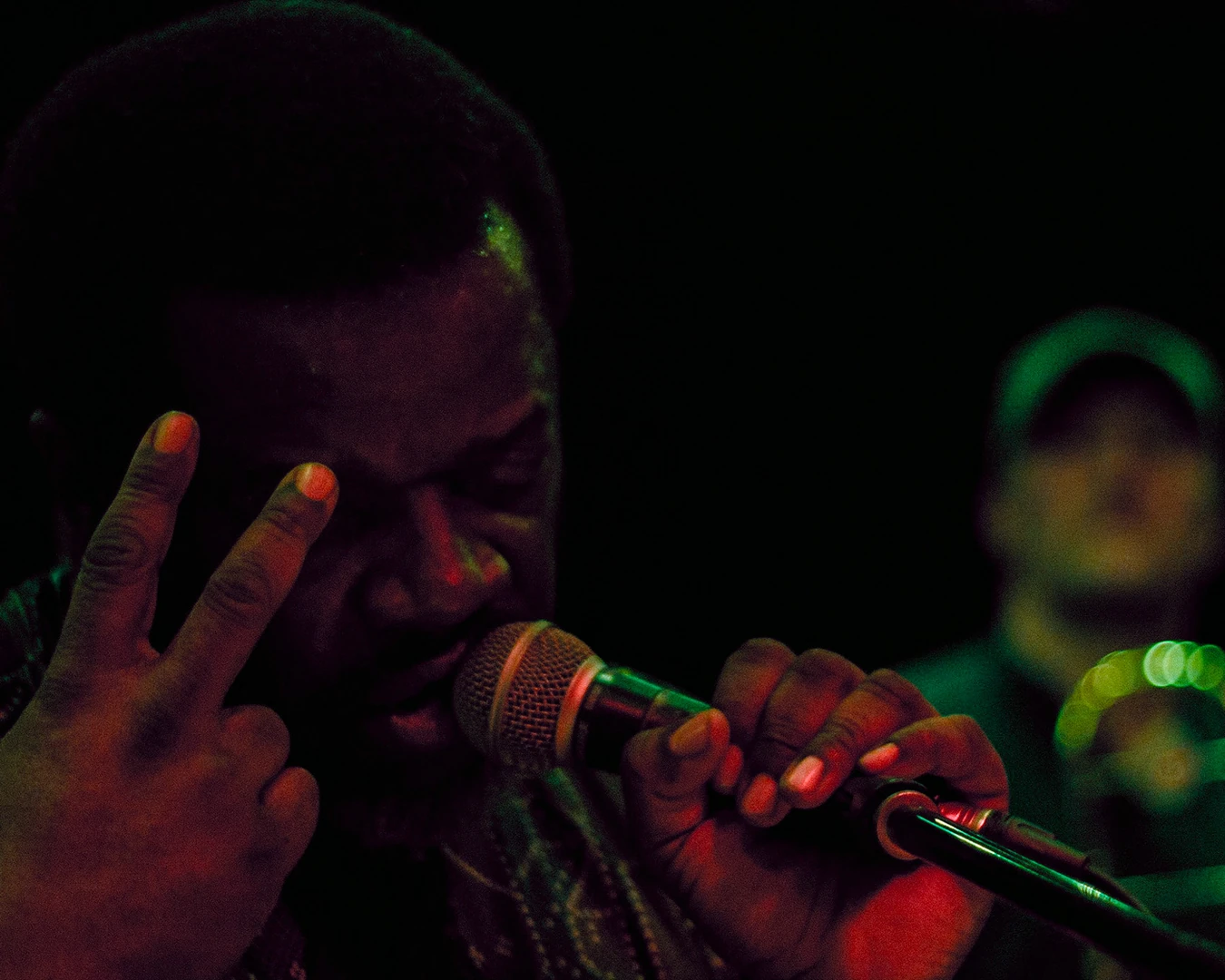 Dele Sosimi, teclista de Fela Kuti, cantando en directo en Marula Café