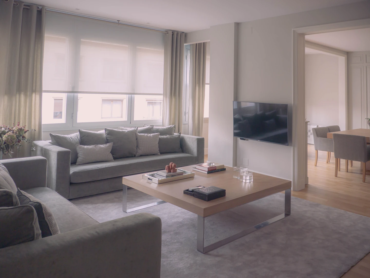 Interior de vivienda moderna fotografiada para promoción inmobiliaria