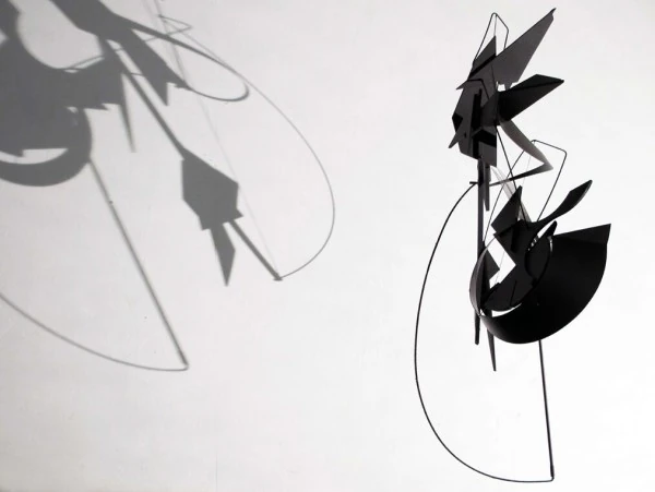 Escultura de arte abstracta de Raquel G con sombra proyectada