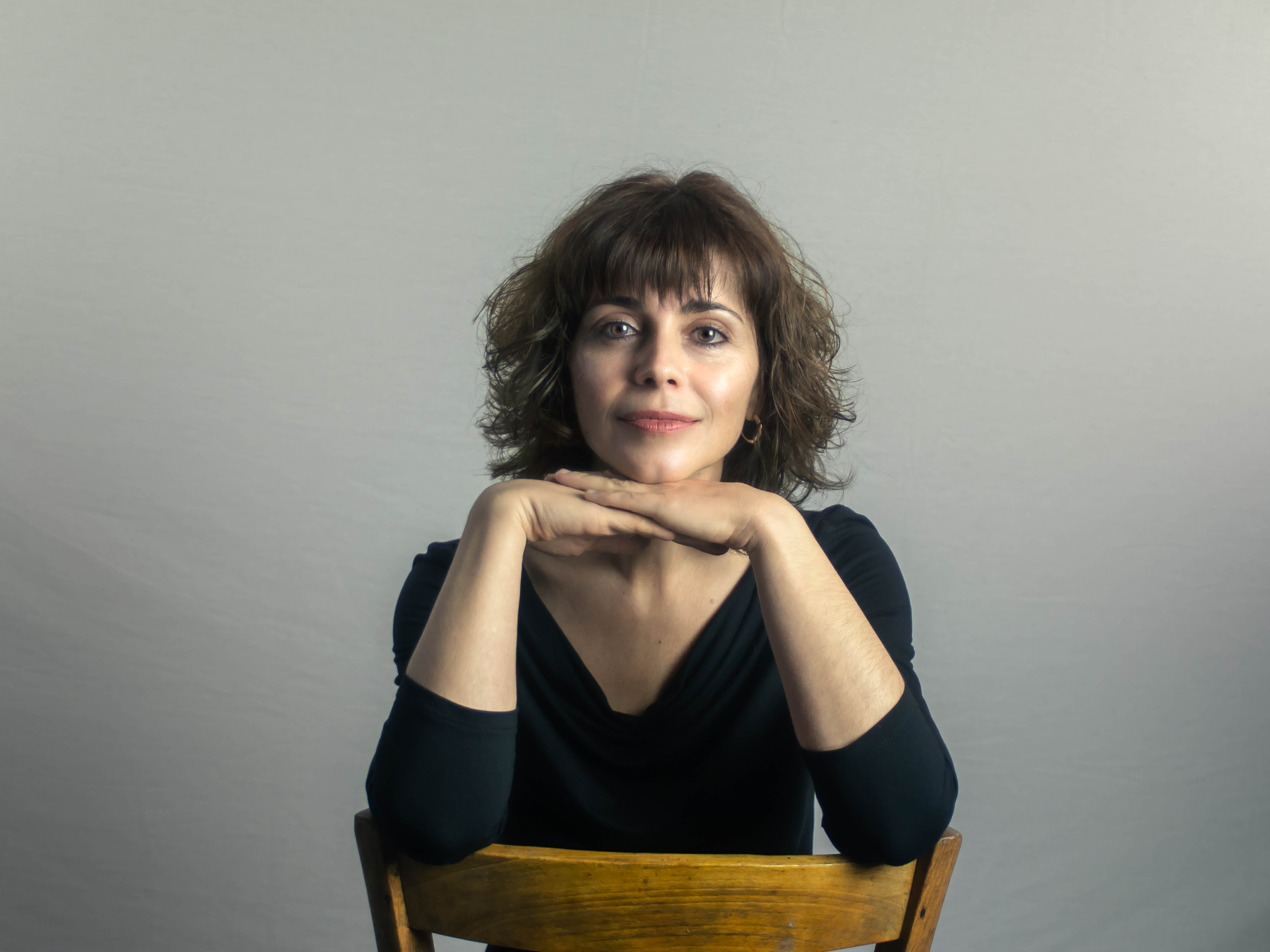 Retrato de estudio de Sonia Tres, profesora de yoga y terapeuta, en fondo neutro