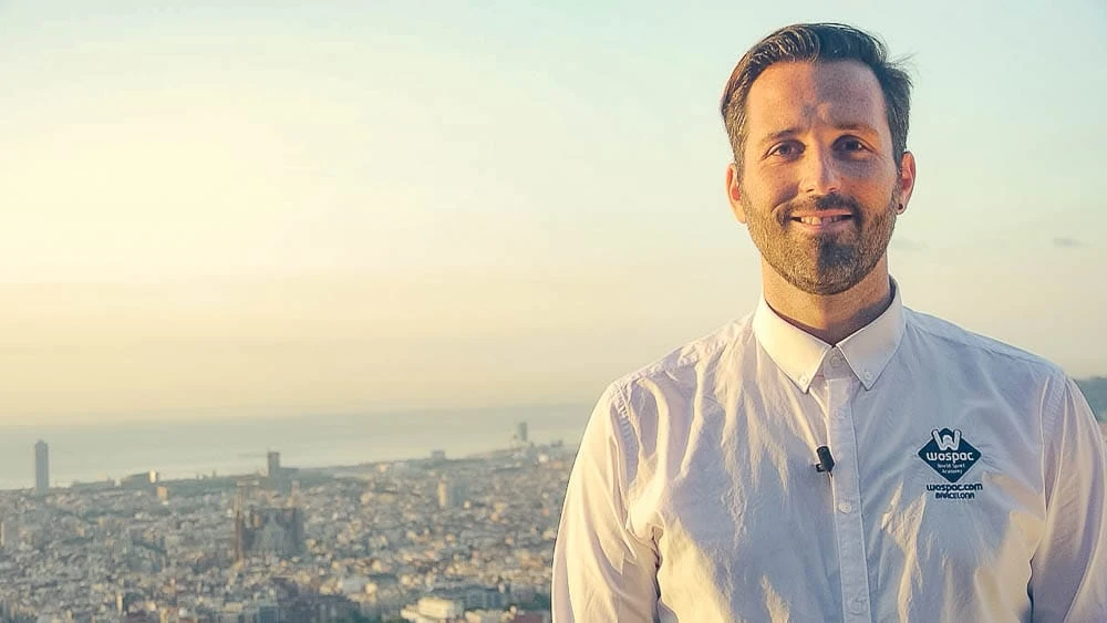 Retrato editorial de Wospac con vistas panorámicas de Barcelona al atardecer